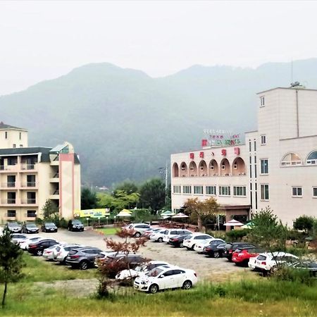 Hongcheon Resortel Exterior foto