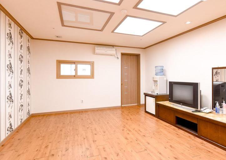 Hongcheon Resortel Exterior foto